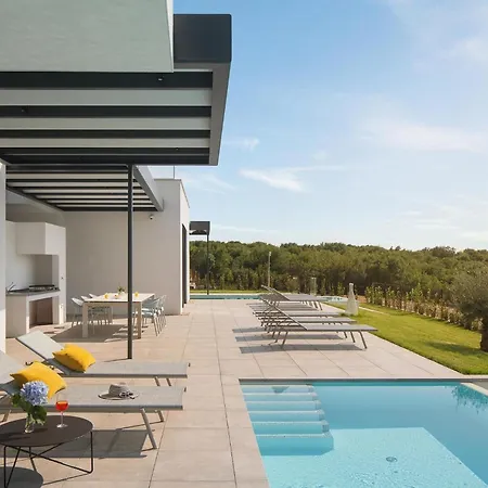 Noble 1 With Holiday home Pula